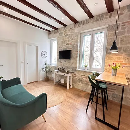 Agora Apartment Split