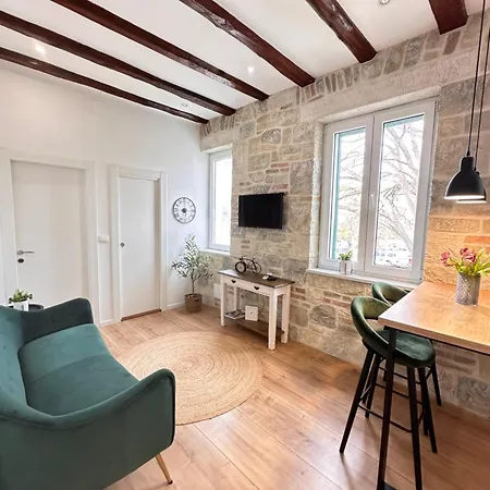 Agora Apartment Split
