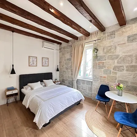 Agora Apartment Split